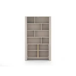 Regal BARBA kašmir je eleganten in preprost. S svojo obliko in kakovostjo se poda v vsak dnevni prostor. Narejen je it kakovostnega MDF-ja. Ima nogice posebne