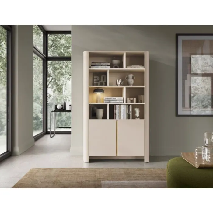 Regal BARBA kašmir je eleganten in preprost. S svojo obliko in kakovostjo se poda v vsak dnevni prostor. Narejen je it kakovostnega MDF-ja. Ima nogice posebne