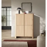 Visoka komoda BARBA hrast je elegantna in preprosta. S svojo obliko in kakovostjo se poda v vsak dnevni prostor. Narejena je it kakovostnega MDF-ja. Ima nogice