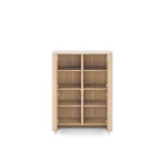 Visoka komoda BARBA hrast je elegantna in preprosta. S svojo obliko in kakovostjo se poda v vsak dnevni prostor. Narejena je it kakovostnega MDF-ja. Ima nogice