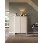 Visoka komoda BARBA kašmir je elegantna in preprosta. S svojo obliko in kakovostjo se poda v vsak dnevni prostor. Narejena je it kakovostnega MDF-ja. Ima