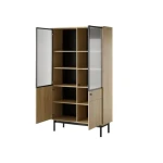 Vitrina JAPONI hrast je elegantna in preprosta. Odlično se poda v vsak dnevni prostor. Narejena je iz visokokakovostnih materialov, kar zagotavlja trdnost in