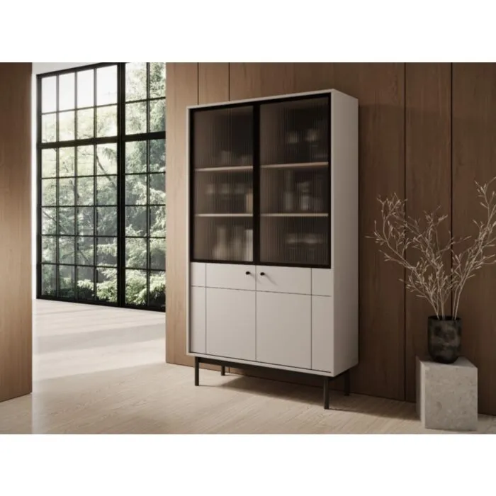 Vitrina JAPONI kašmir je elegantna in preprosta. Odlično se poda v vsak dnevni prostor. Narejena je iz visokokakovostnih materialov, kar zagotavlja trdnost