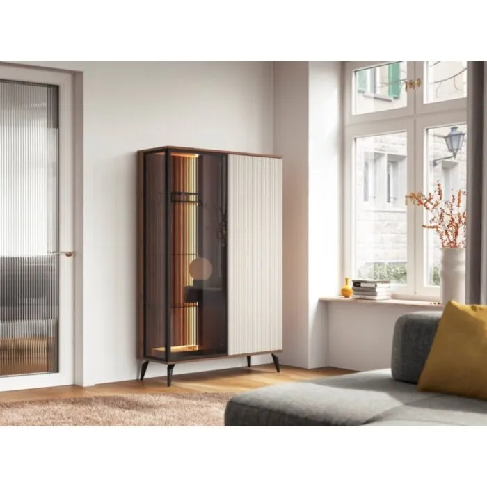 Vitrina VILMA je sodobna in elegantna. Narejena je iz kakovostnega MDF-ja in visokokakovostnega stekla. Zaradi svoje oblike in visokokakovostnih materialov je