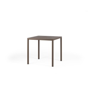 Vrtna miza PIAVE 80. Vrtna klubska mizica Piave 80 združuje sodoben dizajn, trajnost in funkcionalnost. Izdelana je iz regenerirane smole z visoko vsebnostjo