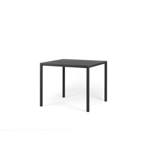 Vrtna miza PIAVE 90. Vrtna klubska mizica Piave 90 združuje sodoben dizajn, trajnost in funkcionalnost. Izdelana je iz regenerirane smole z visoko vsebnostjo