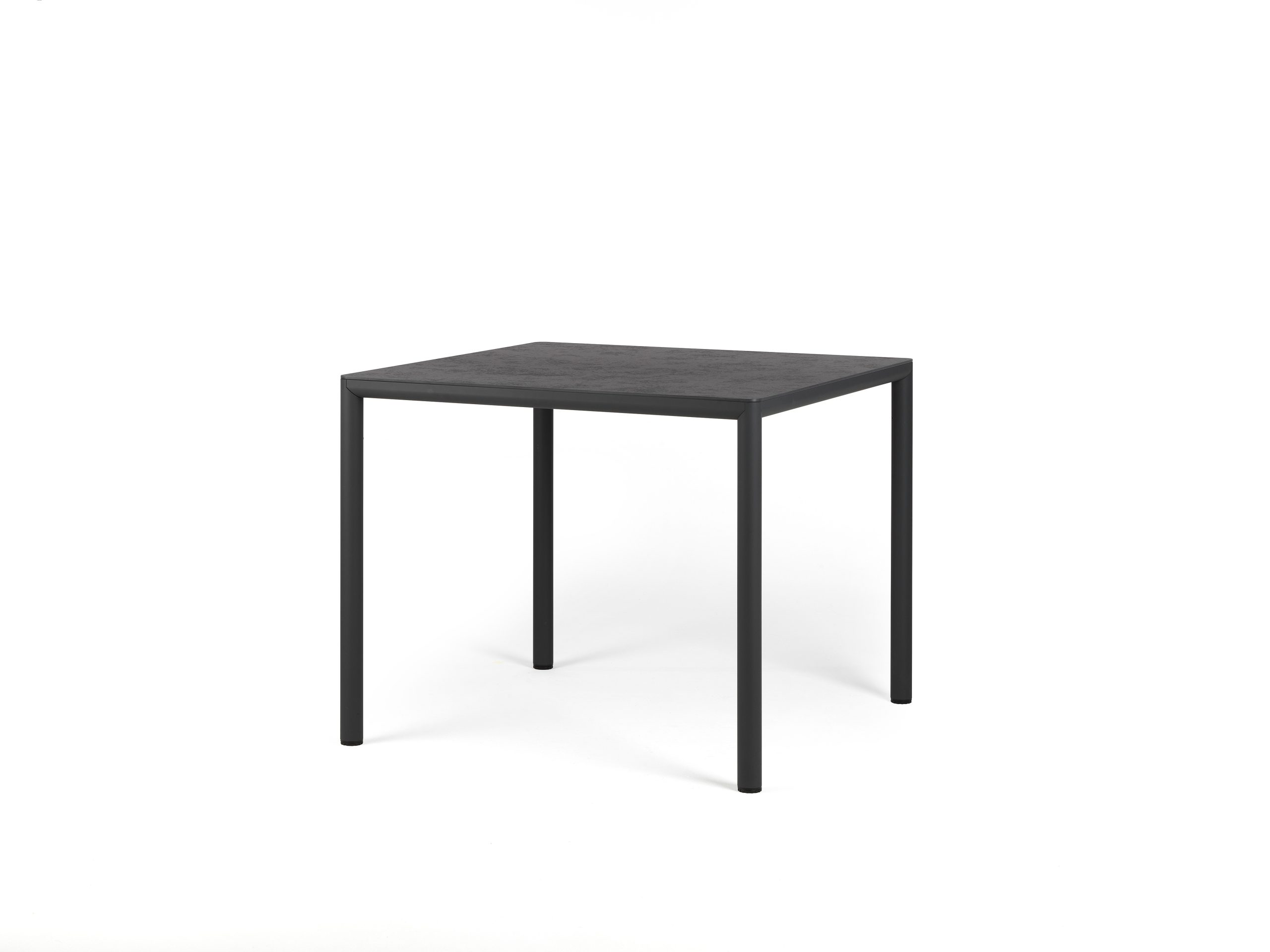 Vrtna miza PIAVE 90. Vrtna klubska mizica Piave 90 združuje sodoben dizajn, trajnost in funkcionalnost. Izdelana je iz regenerirane smole z visoko vsebnostjo