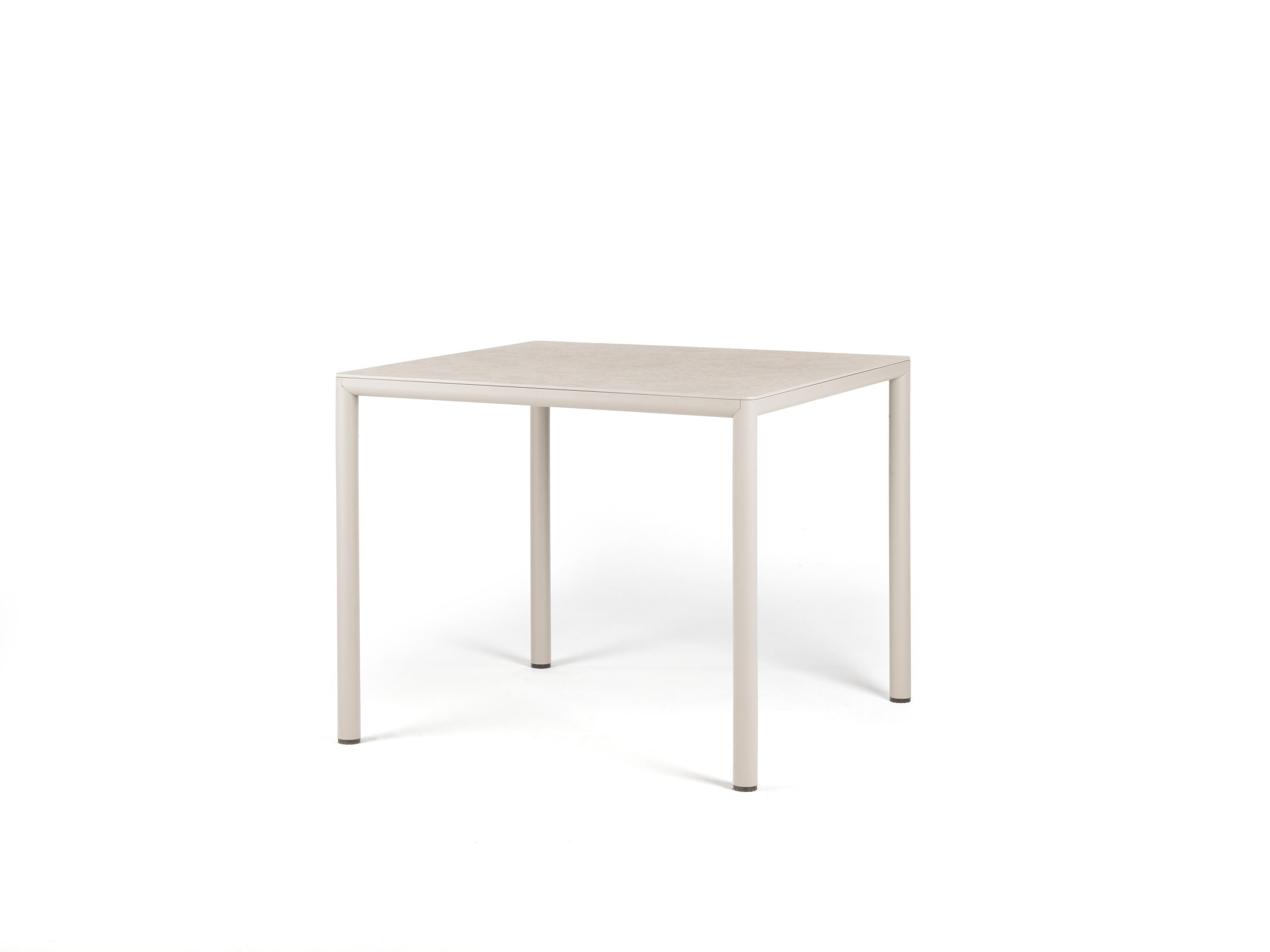 Vrtna miza PIAVE 90 -Corda - Nardi Vrtna miza PIAVE 90. Vrtna klubska mizica Piave 90 združuje sodoben dizajn, trajnost in funkcionalnost. Izdelana je iz regenerirane smole z visoko vsebnostjo