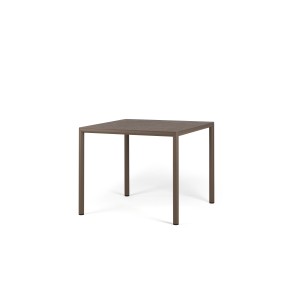 Vrtna miza PIAVE 90. Vrtna klubska mizica Piave 90 združuje sodoben dizajn, trajnost in funkcionalnost. Izdelana je iz regenerirane smole z visoko vsebnostjo