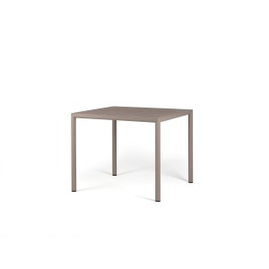 Vrtna miza PIAVE 90. Vrtna klubska mizica Piave 90 združuje sodoben dizajn, trajnost in funkcionalnost. Izdelana je iz regenerirane smole z visoko vsebnostjo