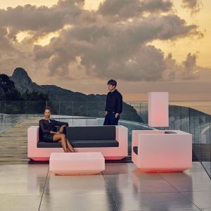 Vondom Vela osvetljena lounge garnitura na moderni zunanji terasi ob sončnem zahodu.