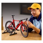 pedala brez vpenjanja in pogonsko verigo v srebrni barvi. Model kolesa