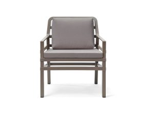 Vrtni stol ARIA z blazinami v barvi tortota/grigio. Vrtni lounge stoli Aria priznanega italijanskega proizvajalca vrtnega pohištva NARDI. Stoli so moderne