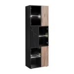 Dnevni regal KARAMELA je prefinjenega videza. Regal ima stenski panel z elegantnim videzom, v kombinaciji črnega marmorja ter lamel v hrast barvi. Tv omarica