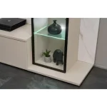 Dnevni regal LUMINA 2 je prefinjenega videza. Regal ima stenski panel z elegantnim videzom belega marmorja. Tv omarica ima dva prostora za shranjevanje.