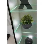 Dnevni regal LUMINA 2 je prefinjenega videza. Regal ima stenski panel z elegantnim videzom belega marmorja. Tv omarica ima dva prostora za shranjevanje.