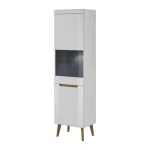 Elegantna dnevna soba s stilom skandinavskega sloga. Dobavljiva je v bela mat/bela visoki sijaj. Hrastove lesene noge, ABS robovi, vrata(ličnice) so MDF.