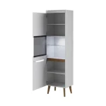 Elegantna dnevna soba s stilom skandinavskega sloga. Dobavljiva je v bela mat/bela visoki sijaj. Hrastove lesene noge, ABS robovi, vrata(ličnice) so MDF.