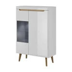 Elegantna dnevna soba s stilom skandinavskega sloga. Dobavljiva je v bela mat/bela visoki sijaj. Hrastove lesene noge, ABS robovi, vrata(ličnice) so MDF.