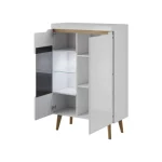 Elegantna dnevna soba s stilom skandinavskega sloga. Dobavljiva je v bela mat/bela visoki sijaj. Hrastove lesene noge, ABS robovi, vrata(ličnice) so MDF.