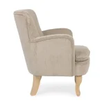 Fotelj CHENILLE bež, konstrukcija iz borovega lesa in vezanih plošč zagotavlja trdnost ter dolgo življenjsko dobo. Elegantne noge iz lesa rubberwood
