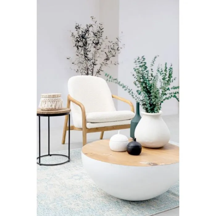 Fotelj ELAIDE bež Fotelj ELAIDE bež, moderen in elegantno oblikovan fotelj z robustno konstrukcijo iz lesa rubberwood. Sedišče je iz borovega in vezanega lesa, kar zagotavlja
