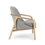 Fotelj ELAIDE siva, moderen in elegantno oblikovan fotelj z robustno konstrukcijo iz lesa rubberwood. Sedišče je iz borovega in vezanega lesa, kar zagotavlja