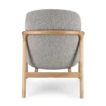 Fotelj ELAIDE siva, moderen in elegantno oblikovan fotelj z robustno konstrukcijo iz lesa rubberwood. Sedišče je iz borovega in vezanega lesa, kar zagotavlja