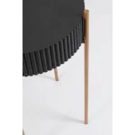Klubska mizica DARCY je elegantna priročna miza, ki je primerna za vsak prostor. Mizna plošča je narejena iz mdf-ja z kovinskimi nogami. Material: MDF