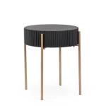 Klubska mizica DARCY je elegantna priročna miza, ki je primerna za vsak prostor. Mizna plošča je narejena iz mdf-ja z kovinskimi nogami. Material: MDF