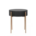 Klubska mizica DARCY je elegantna priročna miza, ki je primerna za vsak prostor. Mizna plošča je narejena iz mdf-ja z kovinskimi nogami. Material: MDF