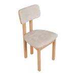 Kuhinjska garnitura POLIKA je sestavljena iz štirih kakovostnih lesenih stolov, narejenih iz bukovega lesa in raztegljive jedilne mize dimenzije 76 x 100 -