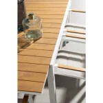 Miza ELIAS 140-200X90 bela, ima robustno ogrodje iz aluminija, prašno barvanega s poliestrskim premazom, ki zagotavlja odpornost na vremenske vplive. Plošča