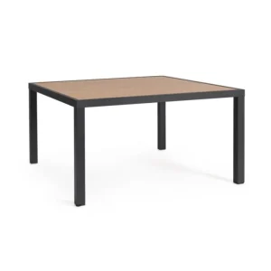 Miza HILIJA 136X136 antracit, je aluminijasta s prašno barvanim ogrodjem in ploščo iz aluminijastih letvic v videzu lesa. Je odporna na zunanje vplive.