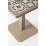 Miza KALIMERA 73X73 tiskana, izdelana iz prašno barvanega aluminija. Mizna plošča je obložena z porcelanastimi ploščicami. Podnjožje mize je iz jekla,