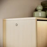 Nočna omarica ORHIDEJA je popolna izbira za vse, ki si želijo prostorne, elegantne in funkcionalne nočne omarice. S premišljeno razporeditvijo omogoča
