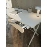 Pisarniška miza BELIJA združuje eleganco in kakovost. Lahko jo uporabljate, kot pisalno mizo ali pa kot vaš najljubši kotiček za branje, urejanje ter