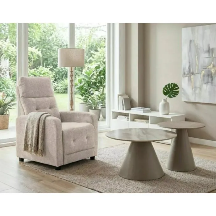 Počivalnik LISKA beige Počivalnik LISKA beige združuje udobje, funkcionalnost in brezčasen dizajn. Oblazinjen je v kakovostno tkanino v elegantni cappuccino barvi, ki se odlično