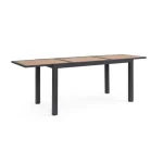 Raztegljiva miza HILIJA 140-210X77 antracit, je aluminijasta, s prašno barvanim ogrodjem in ploščo iz aluminijastih letvic v imitaciji lesa. Opremljena je z