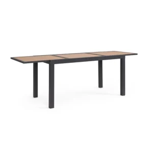 Raztegljiva miza HILIJA 140-210X77 antracit, je aluminijasta, s prašno barvanim ogrodjem in ploščo iz aluminijastih letvic v imitaciji lesa. Opremljena je z