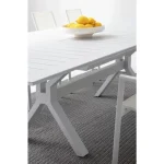 Raztegljiva miza KENYON 180-240X100 bela, izdelana iz prašno barvanega aluminija s poliestrsko zaščito, kar zagotavlja odlično odpornost na zunanje vplive.