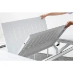 Raztegljiva miza KENYON 180-240X100 bela, izdelana iz prašno barvanega aluminija s poliestrsko zaščito, kar zagotavlja odlično odpornost na zunanje vplive.