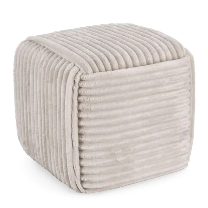 Tabure CUBE siv Tabure CUBE siv je izdelan iz MDF-ja, ki tabureju zagotavlja stabilnost. Prevleka je iz poliestra z izgledom žameta. Pleteni detajli tabureju dodajo poseben