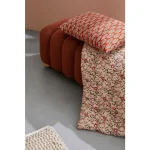 Tabure ZORA opečnata, ima konstrukcijo izdelano iz MDF-ja in vezanega lesa. Oblazinjenje iz poliestra z elegantnim boucle učinkom, mehko na otip in