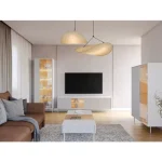 Visoka vitrina BELLY v beli barvi z dekorativno, rebrasto, elegantno sprednjo stranjo in vitkimi kovinskimi nogami. Zastekljen del z osvetljeno notranjostjo