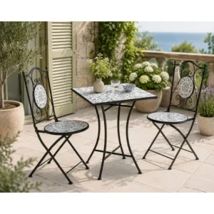 Vrtna garnitura ERICE je sestavljena iz treh elementov: dva vrtna stole ter vrtne mize. Vrtna garnitura je zložljiva z dekoracijo iz keramike in iz kovinskega