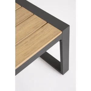 Vrtna garnitura LEANDRO 1+3 je elgantna in prefinjena. Narejena je iz prašno barvanega aluminijastega okvirja. Ima odstranjljive prevleke za blazine z