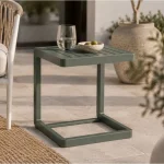 Vrtna miza KONNOR 40 x 40 je elegantna in kakovostna. Zaradi njene oblike je priročna in funkcionalna. Narejena je iz aluminija s prašnim barvanjem -