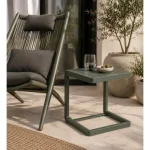 Vrtna miza KONNOR 40 x 40 je elegantna in kakovostna. Zaradi njene oblike je priročna in funkcionalna. Narejena je iz aluminija s prašnim barvanjem -