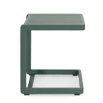Vrtna miza KONNOR 40 x 40 je elegantna in kakovostna. Zaradi njene oblike je priročna in funkcionalna. Narejena je iz aluminija s prašnim barvanjem -